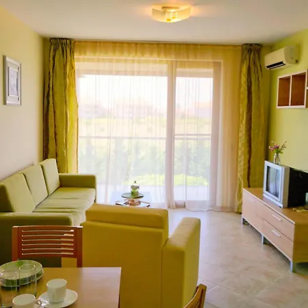морски джулай морнинг - July Morning Sea View Apartment